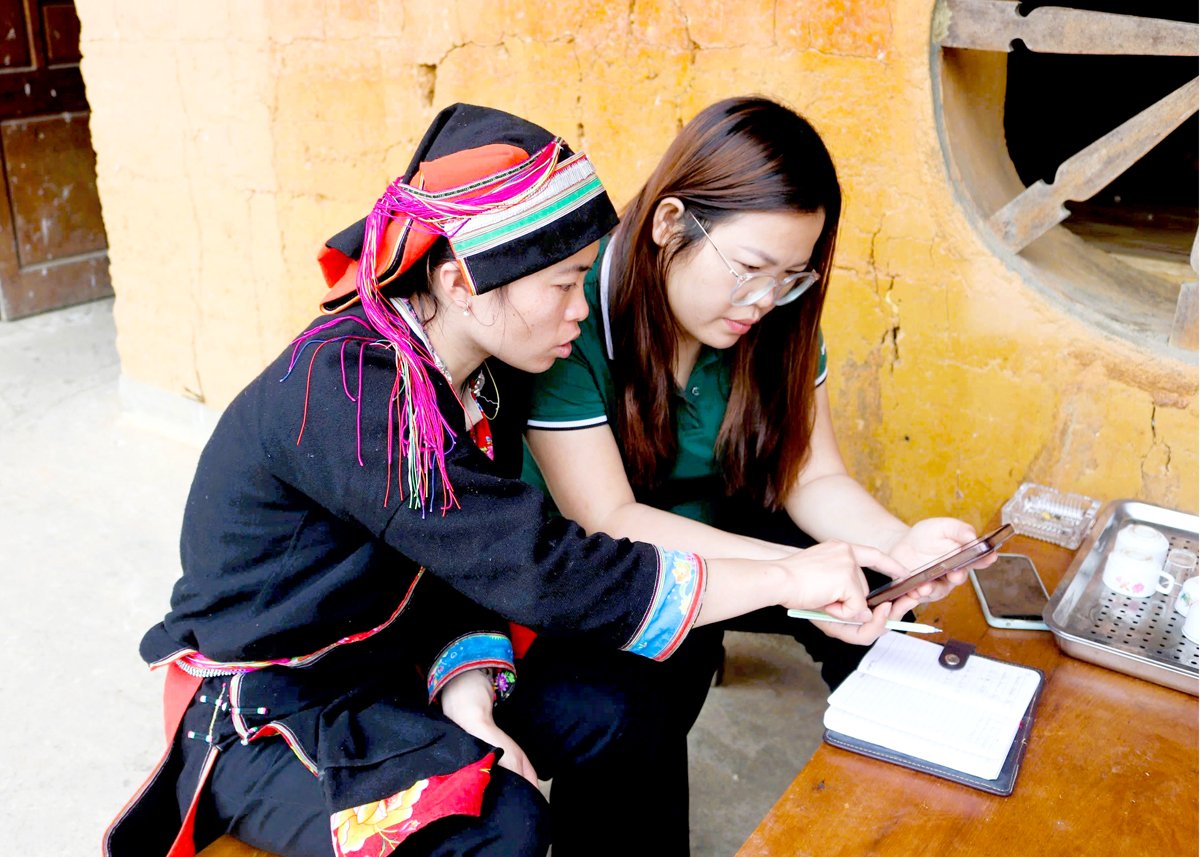 Chị Lý Thị Liềm, chủ Toong homestay, thôn Nặm Đăm, xã Quản Bạ chia sẻ việc thiết lập tài khoản trên các nền tảng Booking.com.