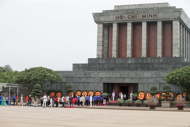 135 năm Ngày sinh Chủ tịch Hồ Chí Minh: đồng bào vào Lăng viếng Bác - Ảnh 3.