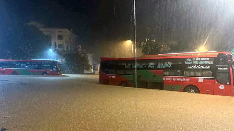 Heavy rain in Tuyen Quang causes damage to houses and flooding, landslides photo 1