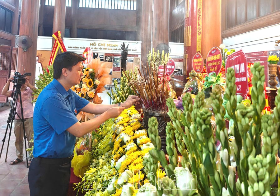 Jugendverband der Provinz Ha Nam bietet Weihrauch zum Gedenken an Präsident Ho Chi Minh auf dem Cat Tuong Memorial Area an