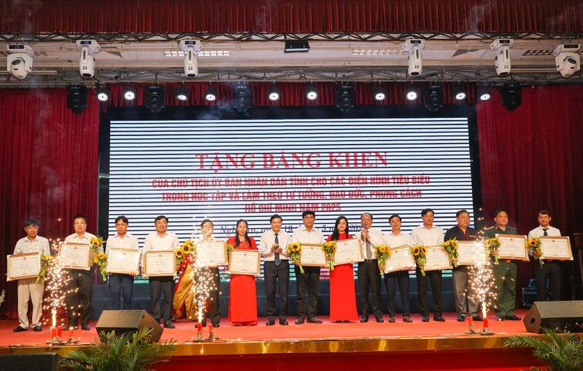 8 tập thể và 6 cá nhân được Chủ tịch UBND tỉnh Nghệ An tặng bằng khen vì đã có thành tích xuất sắc trong “Học tập và làm theo tư tưởng, đạo đức, phong cách Hồ Chí Minh” năm 2025