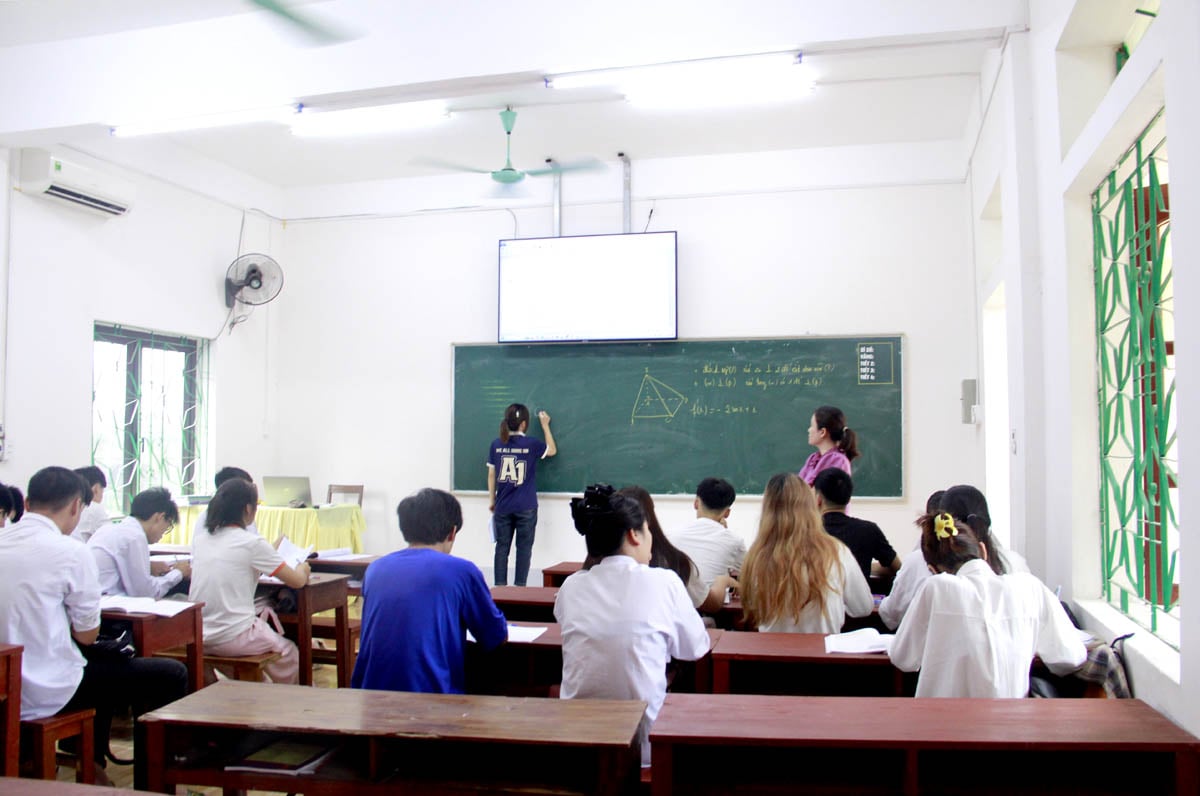 Học sinh Trung tâm Giáo dục thường xuyên -Hướng nghiệp tỉnh ôn thi tốt nghiệp.