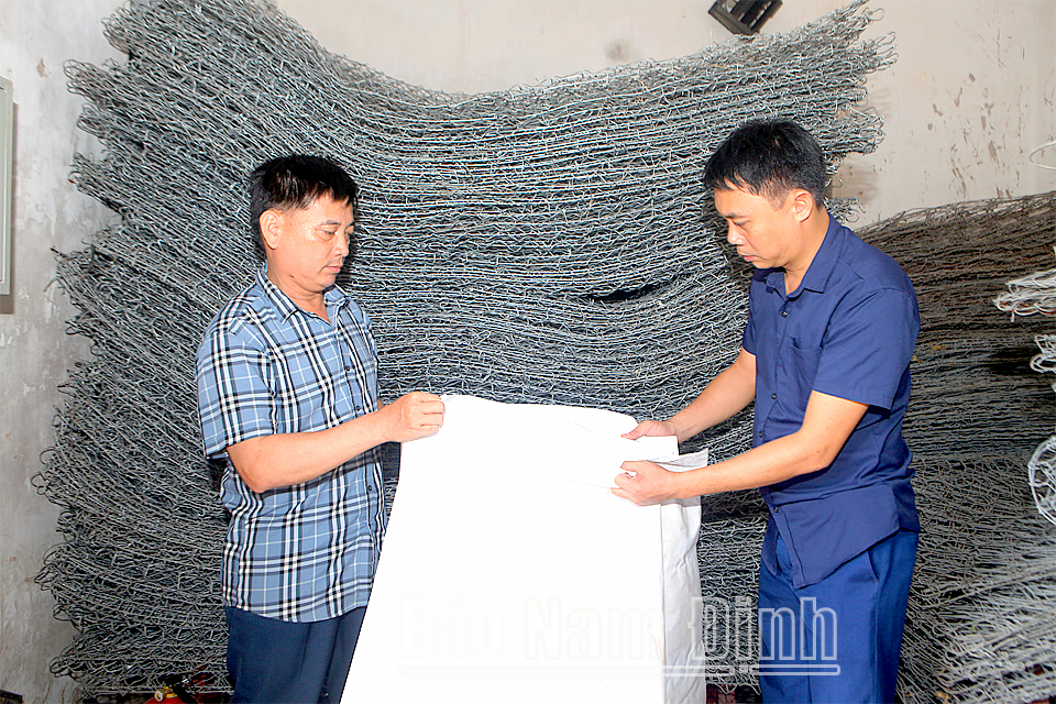Cán bộ Hạt quản lý đê Giao Thủy kiểm tra vật tư dự trữ phục vụ công tác phòng chống thiên tai và tìm kiếm cứu nạn huyện năm 2025.