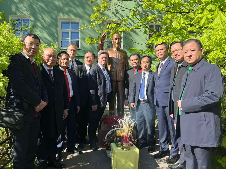 An vị tượng Chủ Tịch Hồ Chí Minh tại khuôn viên trường Đại học Quốc gia Saint Petersburg (Nga)- Ảnh 2.