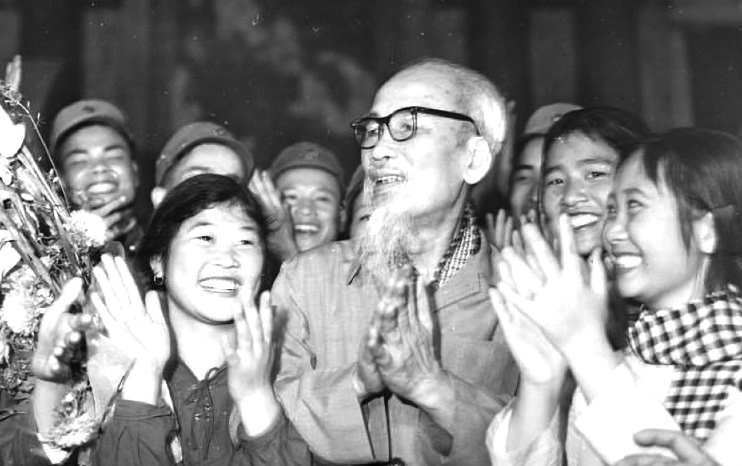 Người viết sử thi về Bác Hồ qua những tấm ảnh