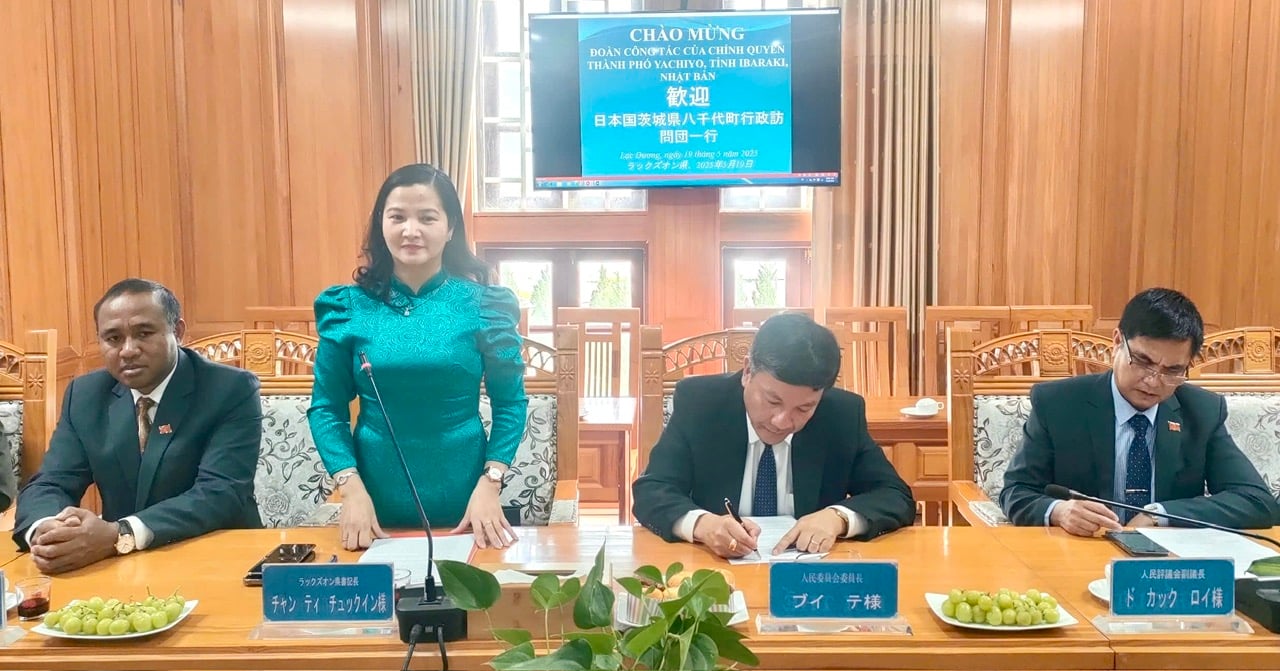 Bí thư Huyện ủy Lạc Dương Trần Thị Chúc Quỳnh phát biểu tại buổi làm việc