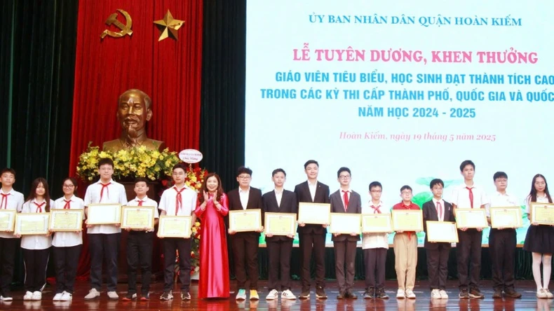 Quận Hoàn Kiếm tôn vinh giáo viên và học sinh xuất sắc năm học 2024-2025 ảnh 3