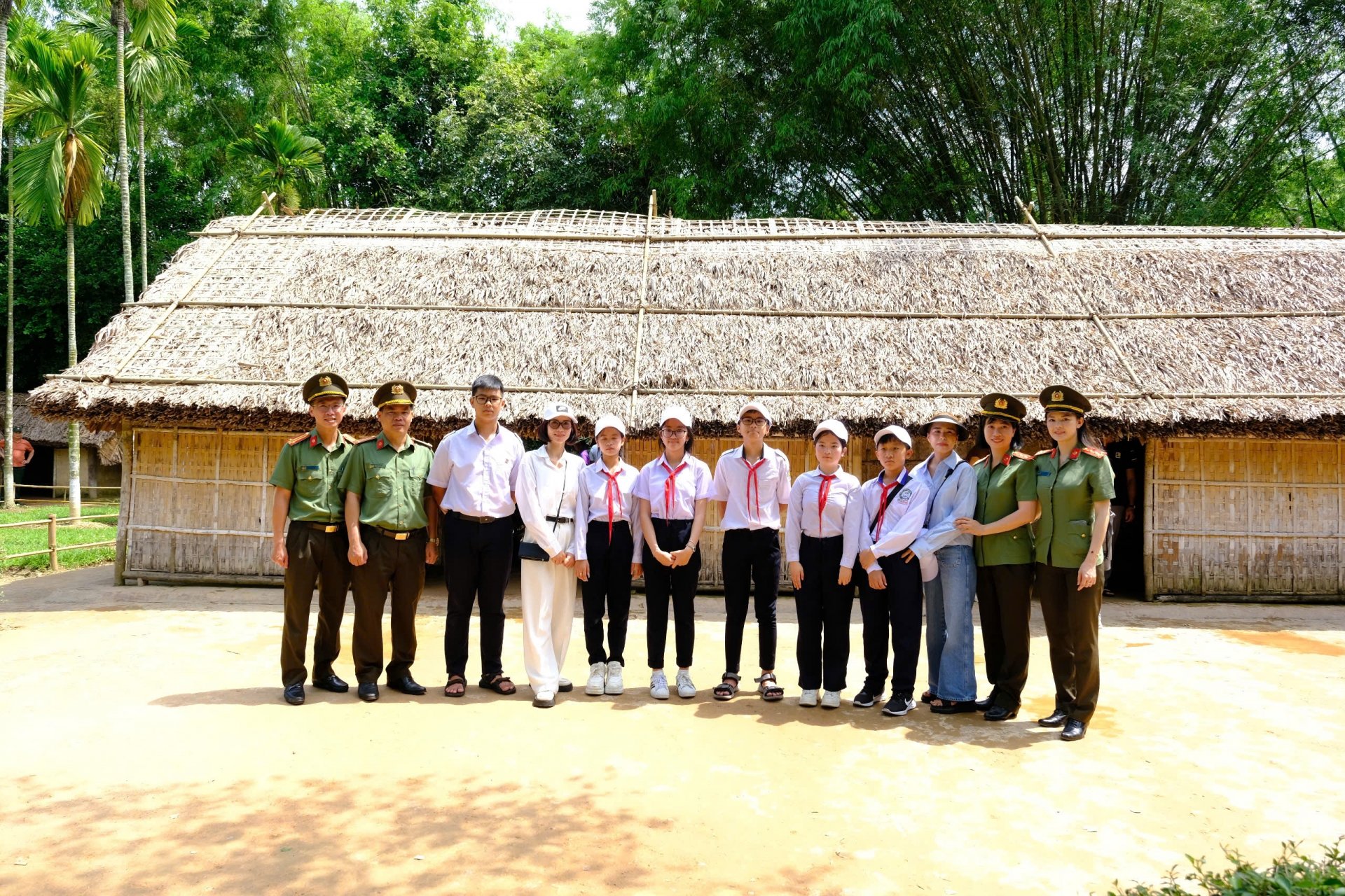 Đoàn công an tỉnh Lâm Đồng thăm làng Sen - quê nội Bác Hồ tại xã Nam Đàn, huyện Kim Liên, Nghệ An