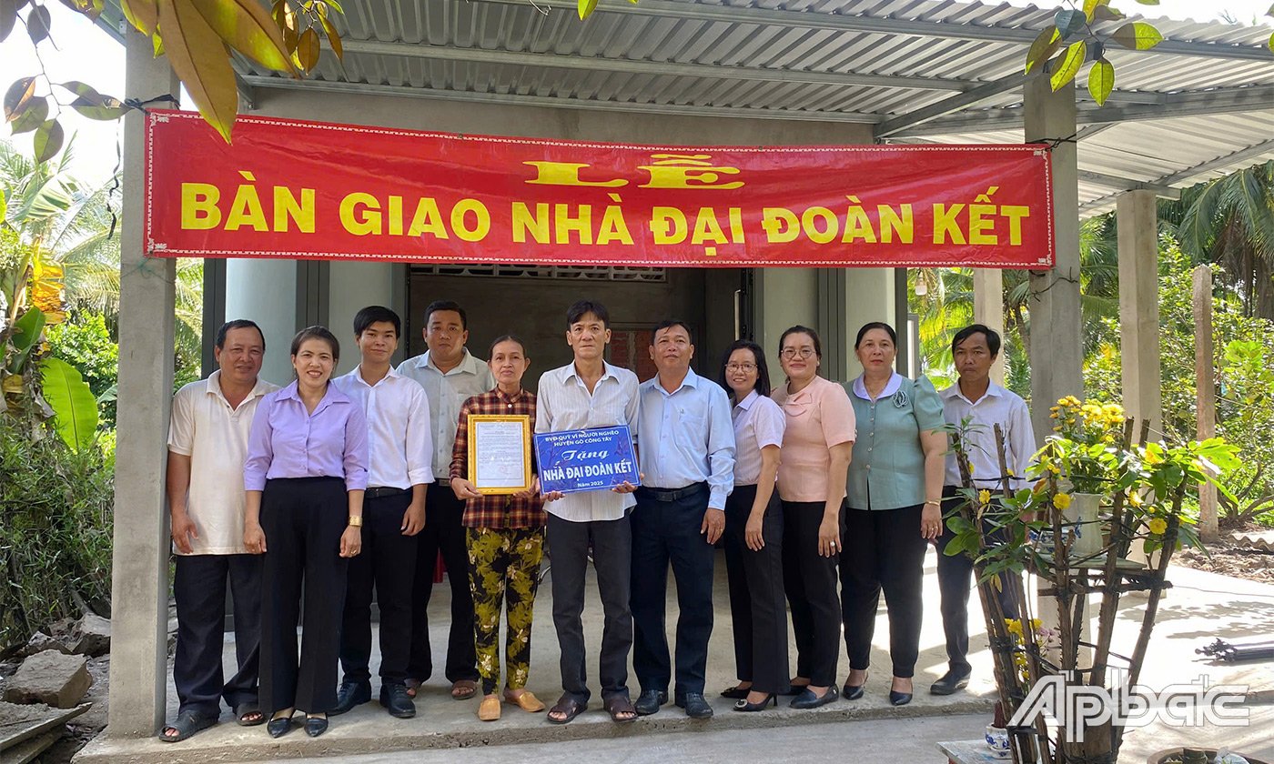Lễ bàn giao nhà