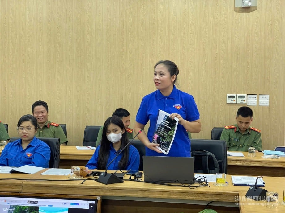 Lãnh đạo Phòng Quản lý Công viên địa chất Lạng Sơn, Trung tâm Xúc tiến Đầu tư, Thương mại và Du lịch tỉnh giới thiệu tổng quan về Công viên địa chất Toàn cầu UNESCO Lạng Sơn