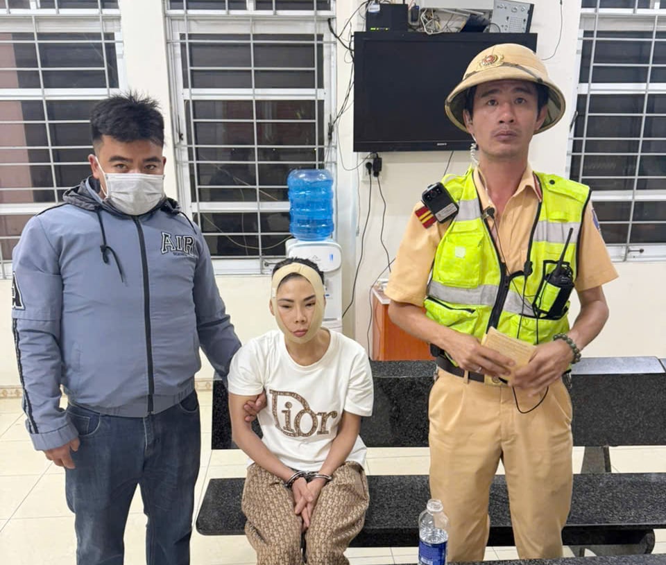 Đối tượng Nguyễn Thị Tâm bị tạm giữ tại trạm Cảnh sát giao thông Tuy Anh. Ảnh: CTV