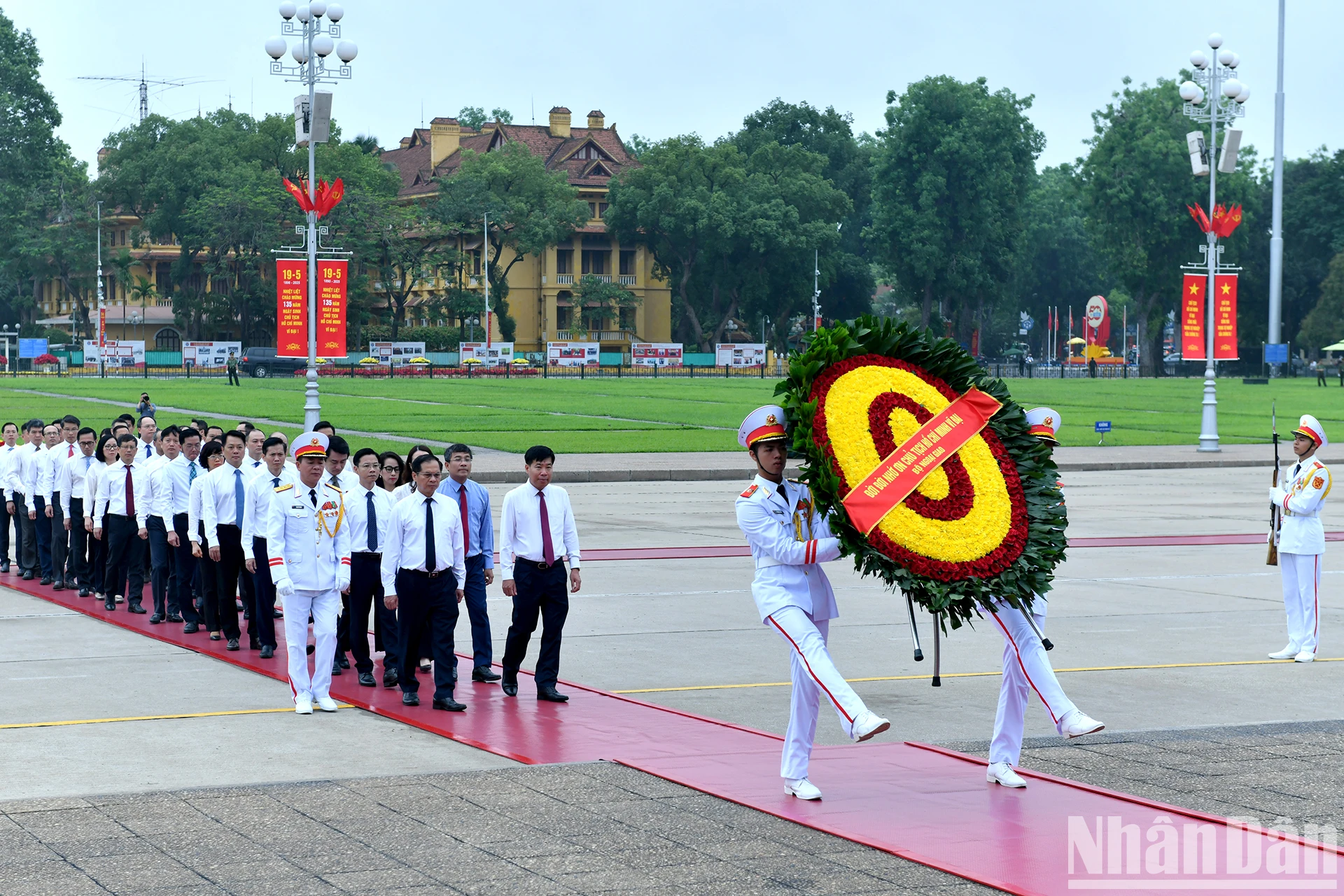 [រូបថត] ថ្នាក់ដឹកនាំបក្ស និងរដ្ឋទៅទស្សនាវិមានប្រធានាធិបតីហូជីមិញ រូបថត ១១