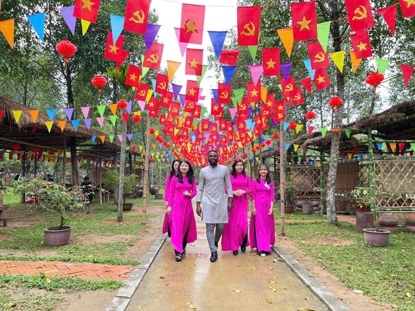 Chị Phan Thị Quý (ngoài cùng bên trái) cùng các cán bộ Khu di tích Kim Liên đón tiếp du khách đến tham quan. Ảnh: NVCC