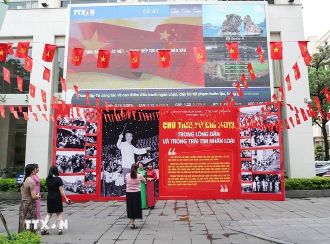 ttxvn-trung-bay-anh-chu-tich-ho-chi-minh-2.jpg