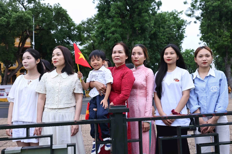 [Ảnh] Lễ chào cờ đặc biệt kỷ niệm 135 năm Ngày sinh Chủ tịch Hồ Chí Minh ảnh 8