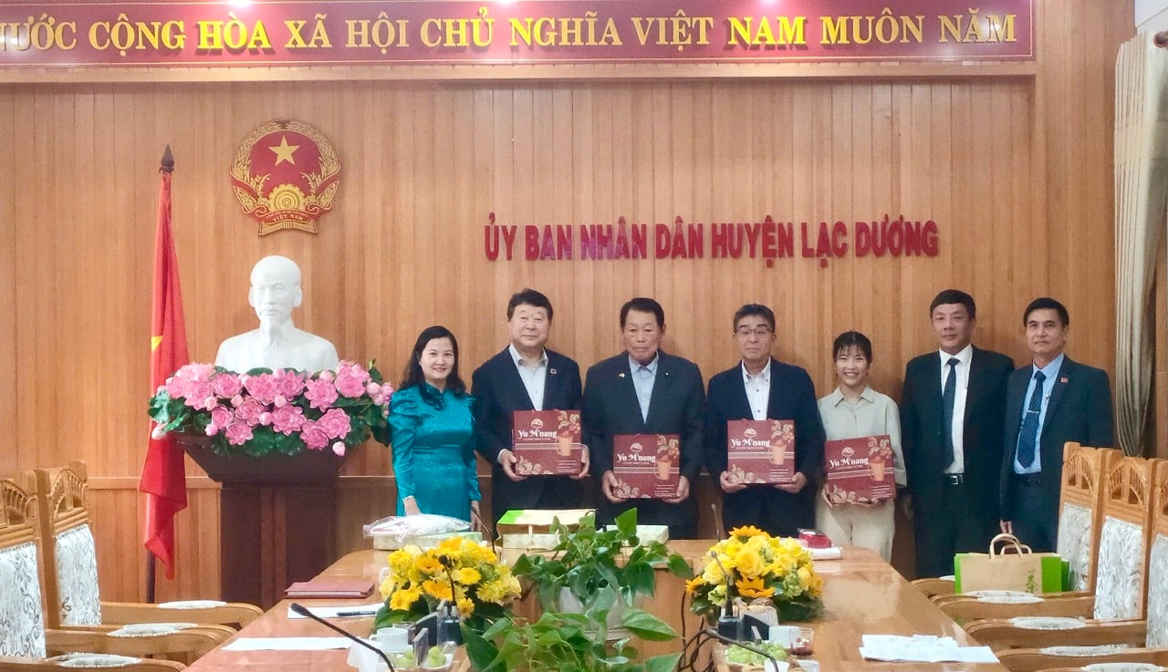  huyện Lạc Dương tặng quà lưu niệm cho đoàn công tác 