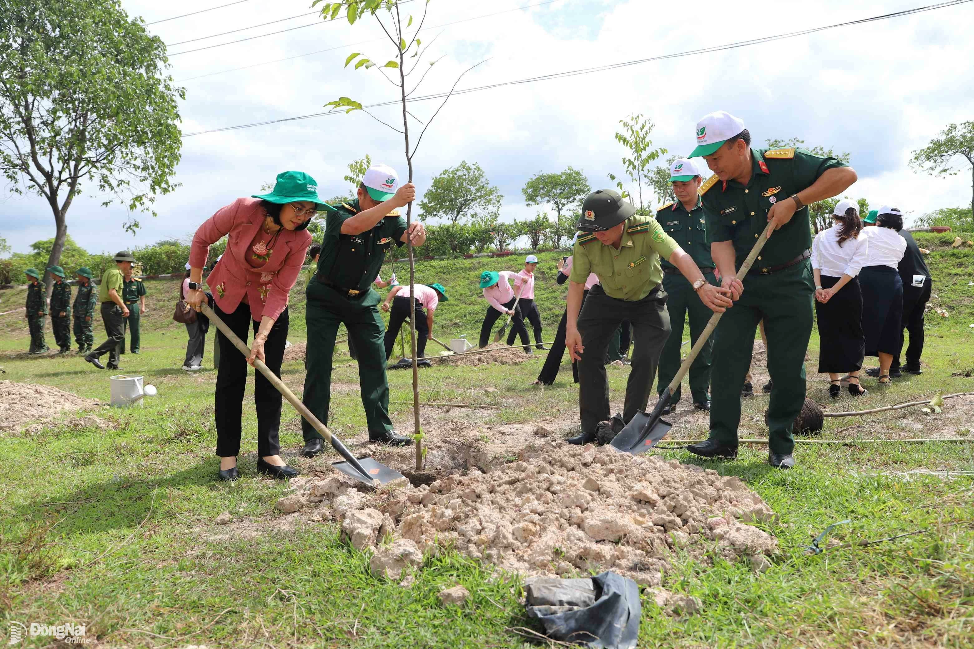 Phó chủ tịch UBND tỉnh Nguyễn Thị Hoàng tham gia trồng cây xanh tại Lễ phát động “Tết trồng cây đời đời nhớ ơn Bác Hồ” năm 2025. Ảnh: B.Nguyên