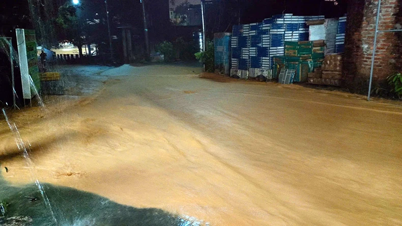 Heavy rain in Tuyen Quang causes damage to houses and flooding, landslides photo 2