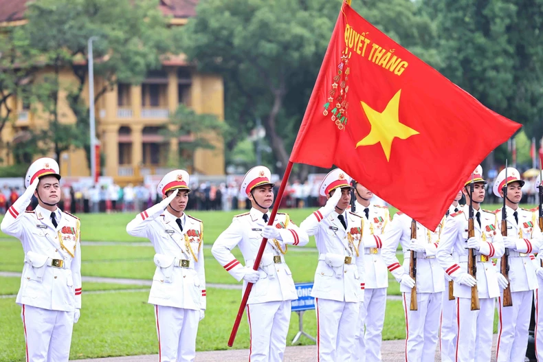 [Ảnh] Lễ chào cờ đặc biệt kỷ niệm 135 năm Ngày sinh Chủ tịch Hồ Chí Minh ảnh 5