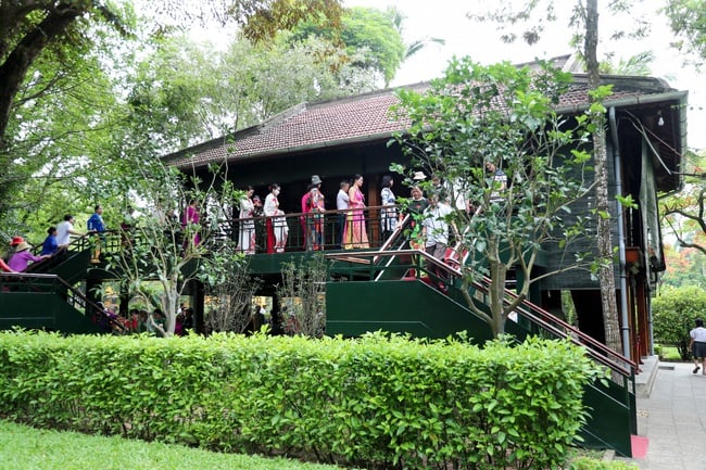 135 năm Ngày sinh Chủ tịch Hồ Chí Minh: đồng bào vào Lăng viếng Bác - Ảnh 13.