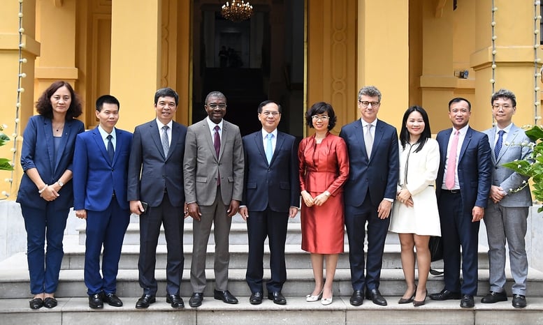 Phó Thủ tướng Bùi Thanh Sơn tiếp Giám đốc Trung tâm Di sản thế giới của UNESCO- Ảnh 2.