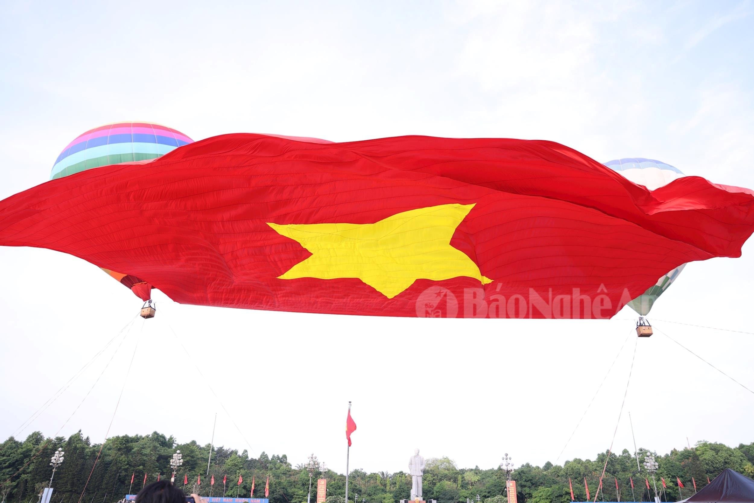 Lá đại kỳ tung bay trong tiếng nhạc rộn ràng, khơi dậy niềm tự hào dân tộc và tình cảm thiêng liêng với quê hương, đất nước. Ảnh: Đức Anh