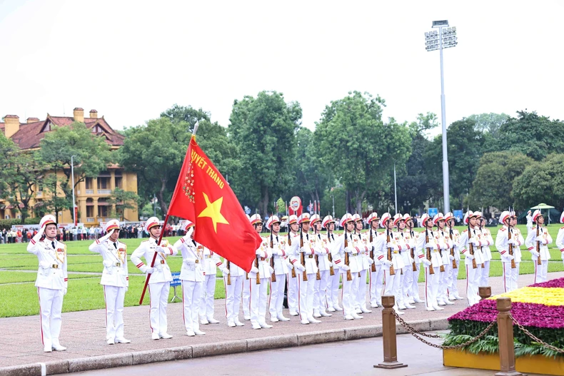 [Ảnh] Lễ chào cờ đặc biệt kỷ niệm 135 năm Ngày sinh Chủ tịch Hồ Chí Minh ảnh 3