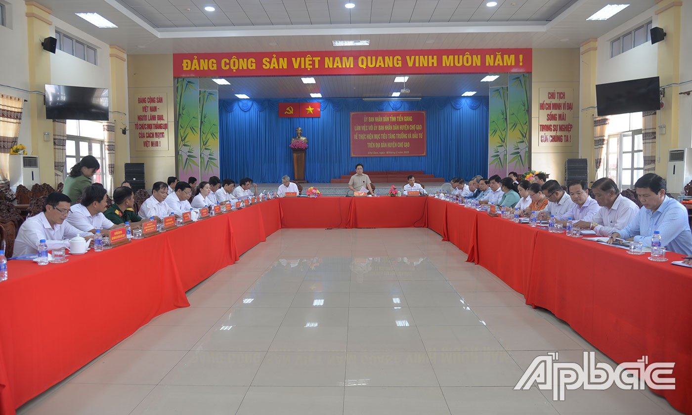 Đồng chí Trần Văn Dũng làm việc với huyện Chợ Gạo.