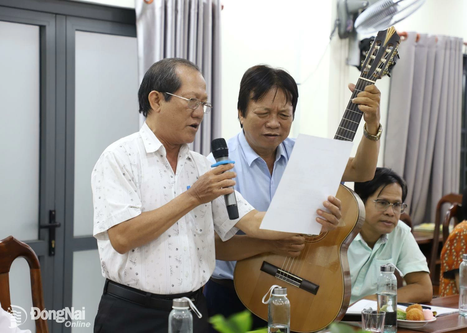 Văn nghệ sĩ biểu diễn ca khúc của trại sáng tác Văn nghệ sĩ đồng hành cùng đất nước tại lễ bế mạc. Ảnh: Ly Na
