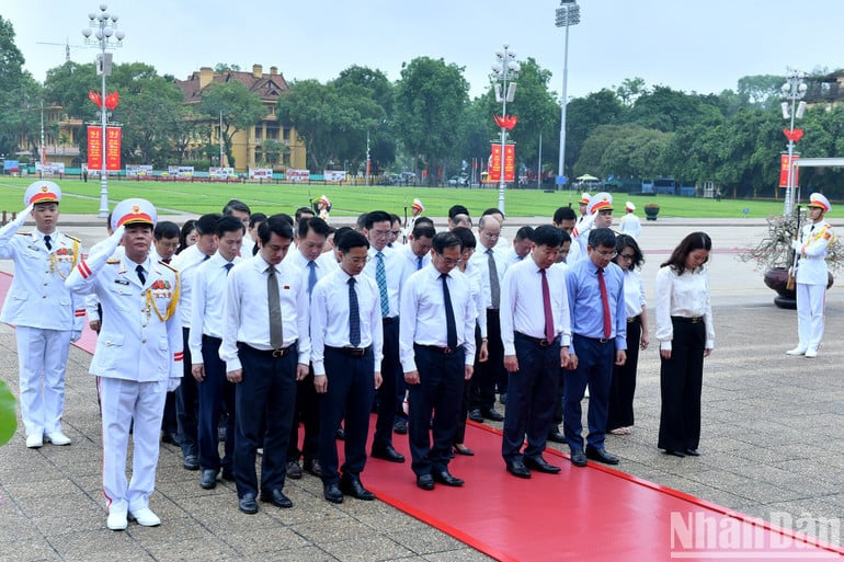 Đoàn đại biểu Bộ Ngoại giao thành kính tưởng nhớ Chủ tịch Hồ Chí Minh.