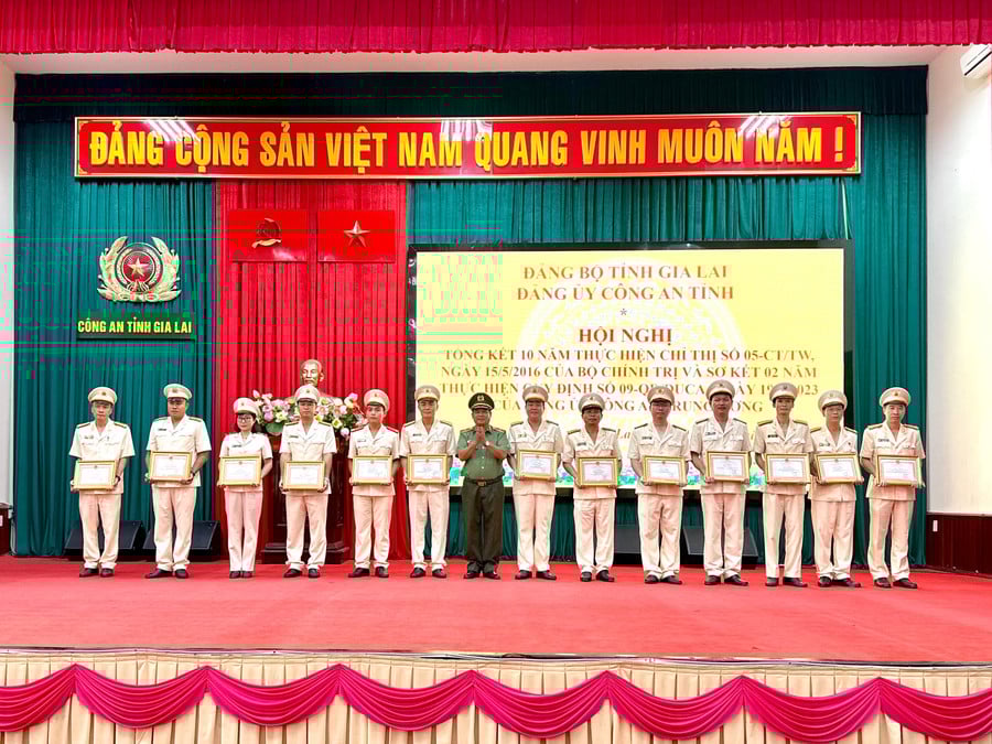 dong-chi-bi-thu-dang-uy-giam-doc-cong-an-tinh-rah-lan-lam-trao-giay-khen-cho-cac-ca-nhan-tap-the-co-thanh-tich-xuat-sac-anh-ha-duy-4860.jpg