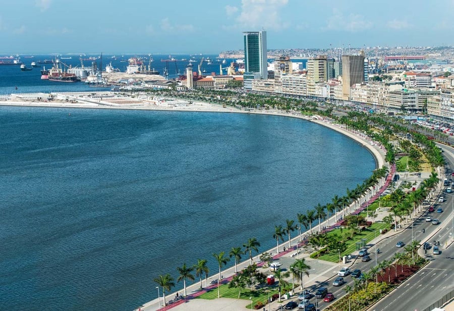 Để tưởng nhớ công lao của Chủ tịch Hồ Chí Minh đối với phong trào giải phóng dân tộc ở các nước thuộc địa, Angola đã đặt tên đại lộ to và đẹp nhất tại Thủ đô Luanda là Avenida Ho Chi Minh - đại lộ Hồ Chí Minh. Đại lộ Hồ Chí Minh nối liền với đường Cách mạng tháng 10, hướng ra sân bay Luanda. Tại điểm cuối cùng của đại lộ, du khách có thể ngắm toàn cảnh vịnh Luanda - một trong những vùng biển đẹp nhất ở châu Phi. Ảnh: Urbannext.