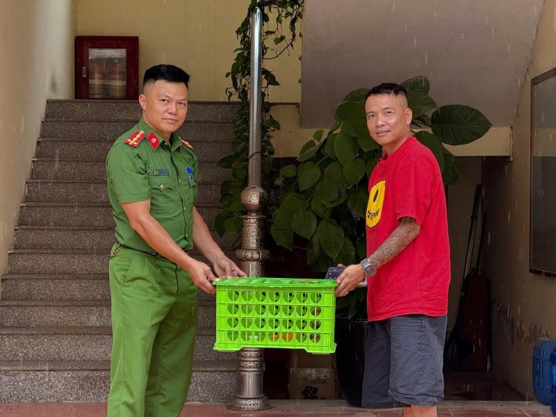 ảnh 1. công an xã tân thanh tiếp nhận cá thể cu li nguy cấp, quý hiếm từ công dân đặng minh phúc.jpg -0
