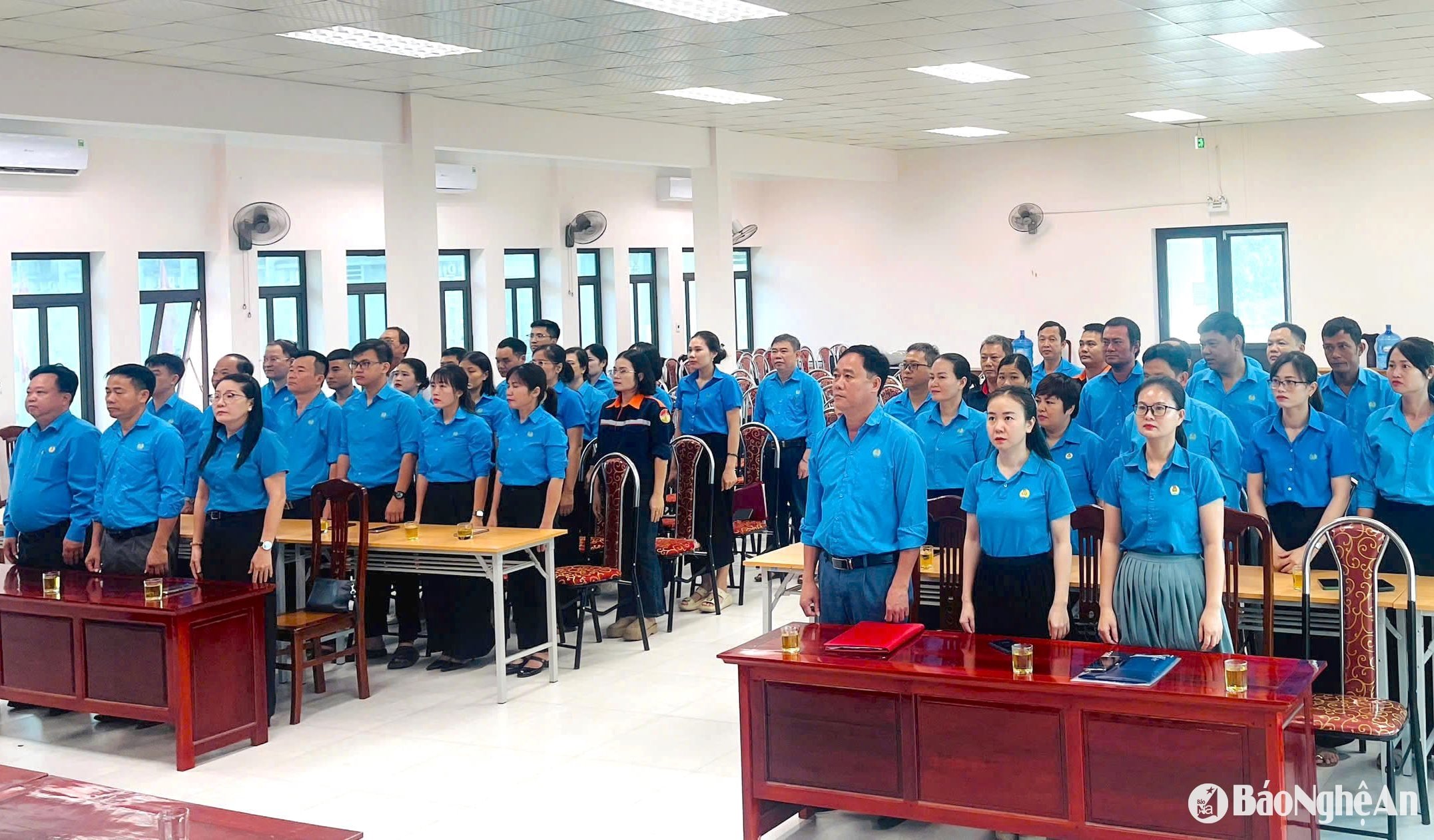 tặng quà cho công nhân chào cờ ngày 19.5 Tháng Công nhân 2025 Ảnh CSCC00015