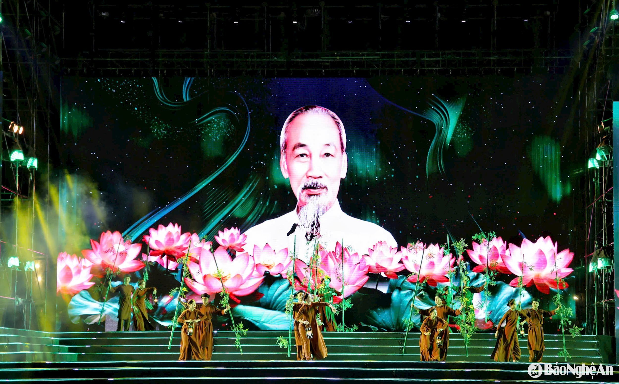 Bế mạc lễ hội Làng Sen (1)