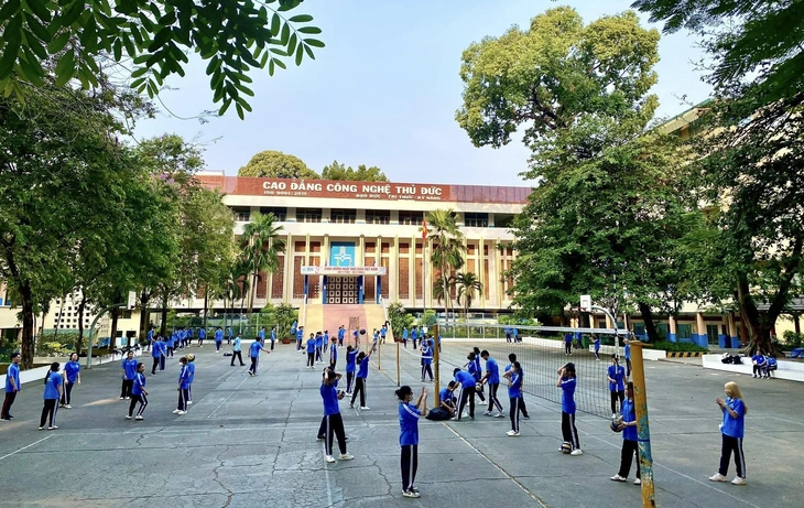 Trường giảm mạnh học bổng khuyến khích học tập, sinh viên nói trường 'không minh bạch' - Ảnh 1.