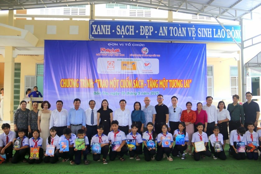 Ban Tổ chức chụp hình lưu niệm