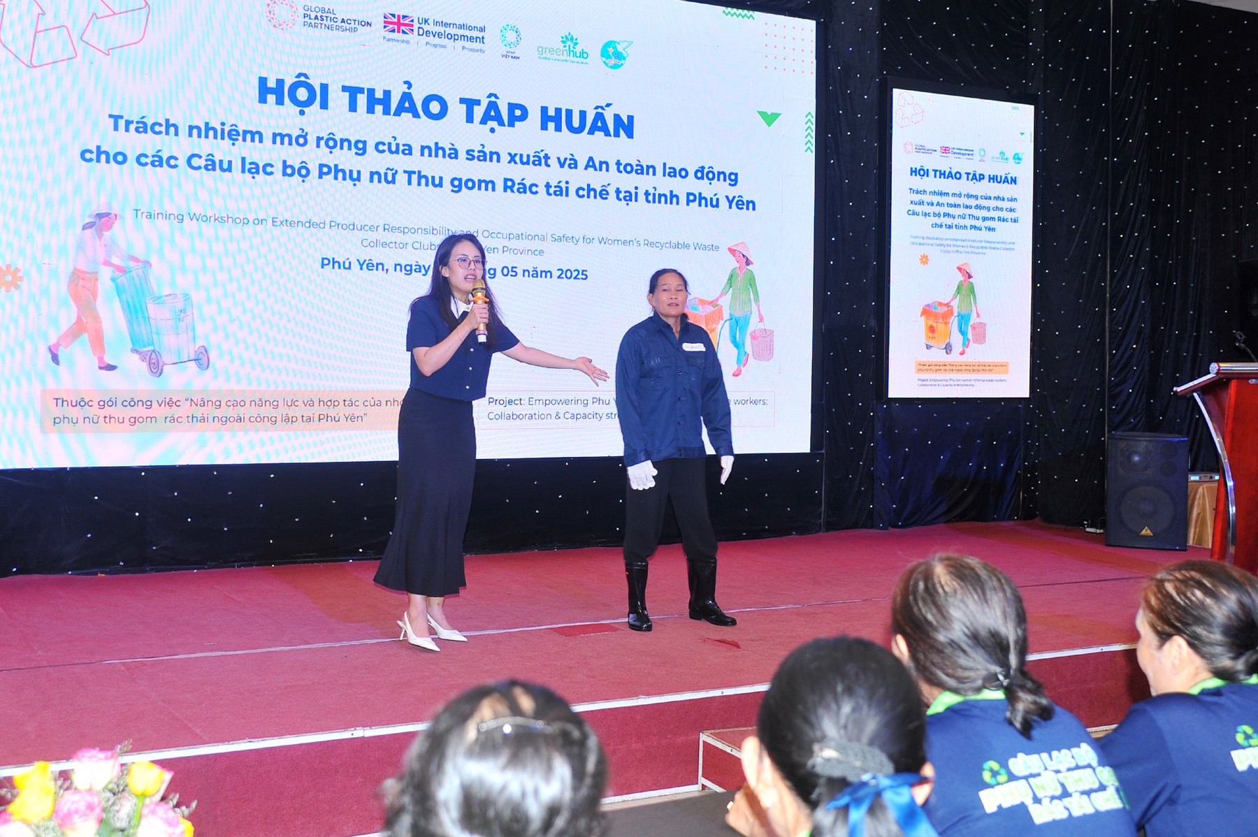 Đại diện GreenHub hướng dẫn bảo hộ nhằm an toàn lao động, bảo vệ sức khỏe cho phụ nữ thu gom rác tái chế. Ảnh: ANH NGỌC