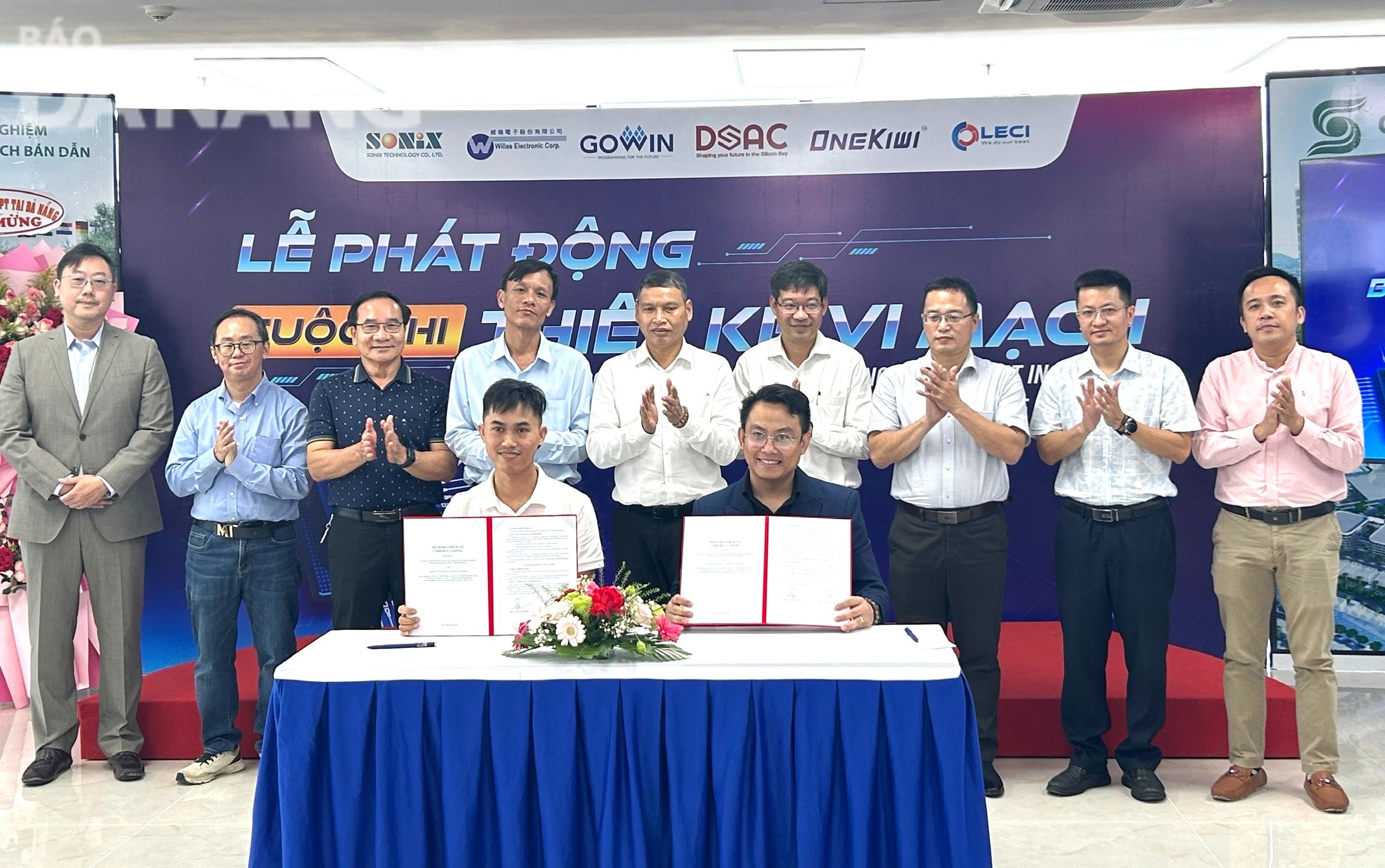 Đại diện Trung tâm DSAC (phải) và doanh nghiệp trao biên bản ghi nhớ hợp tác về đào tạo nhân lực vi mạch bán dẫn và tổ chức Cuộc thi FPGA Open 2025. Ảnh: M.QUẾ