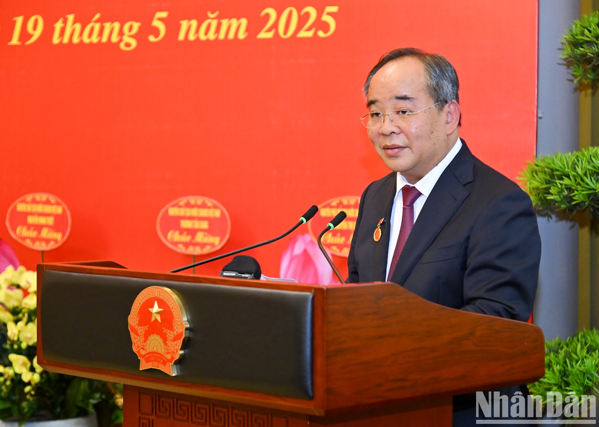 [Ảnh] Chủ tịch nước Lương Cường trao huy hiệu 40 năm tuổi Đảng tặng Chủ nhiệm Văn phòng Chủ tịch nước Lê Khánh Hải ảnh 6