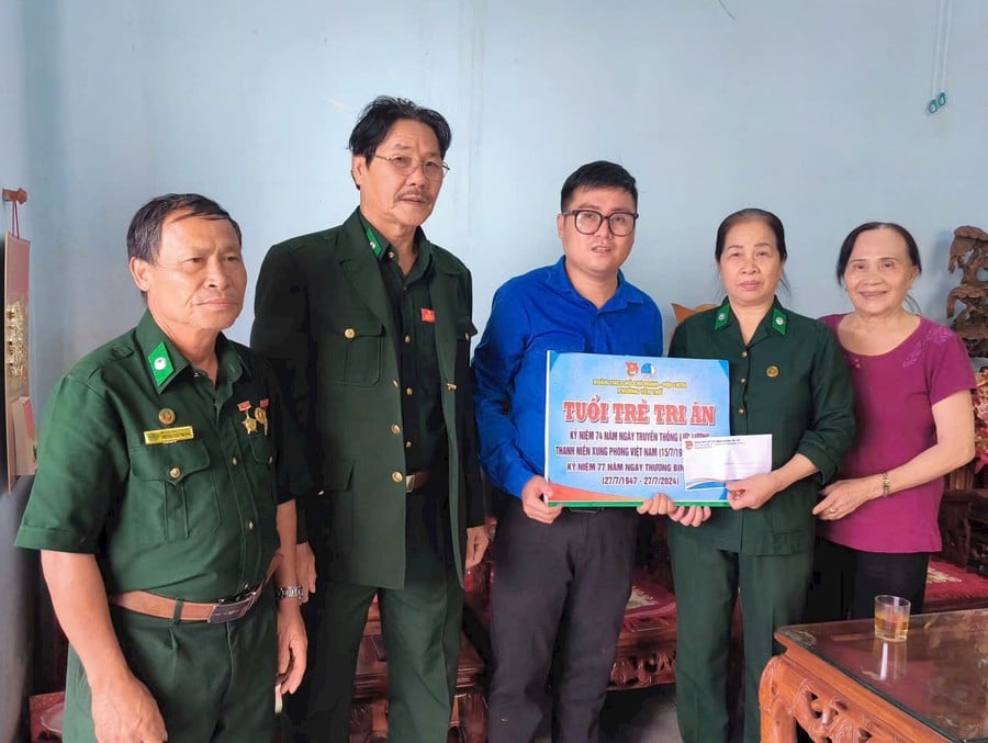 doan-vien-thanh-nien-phuong-yen-the-tham-tang-qua-cuu-thanh-nien-xung-phong-phung-thi-duyen-thu-2-tu-phai-sang-anh-dvcc.jpg