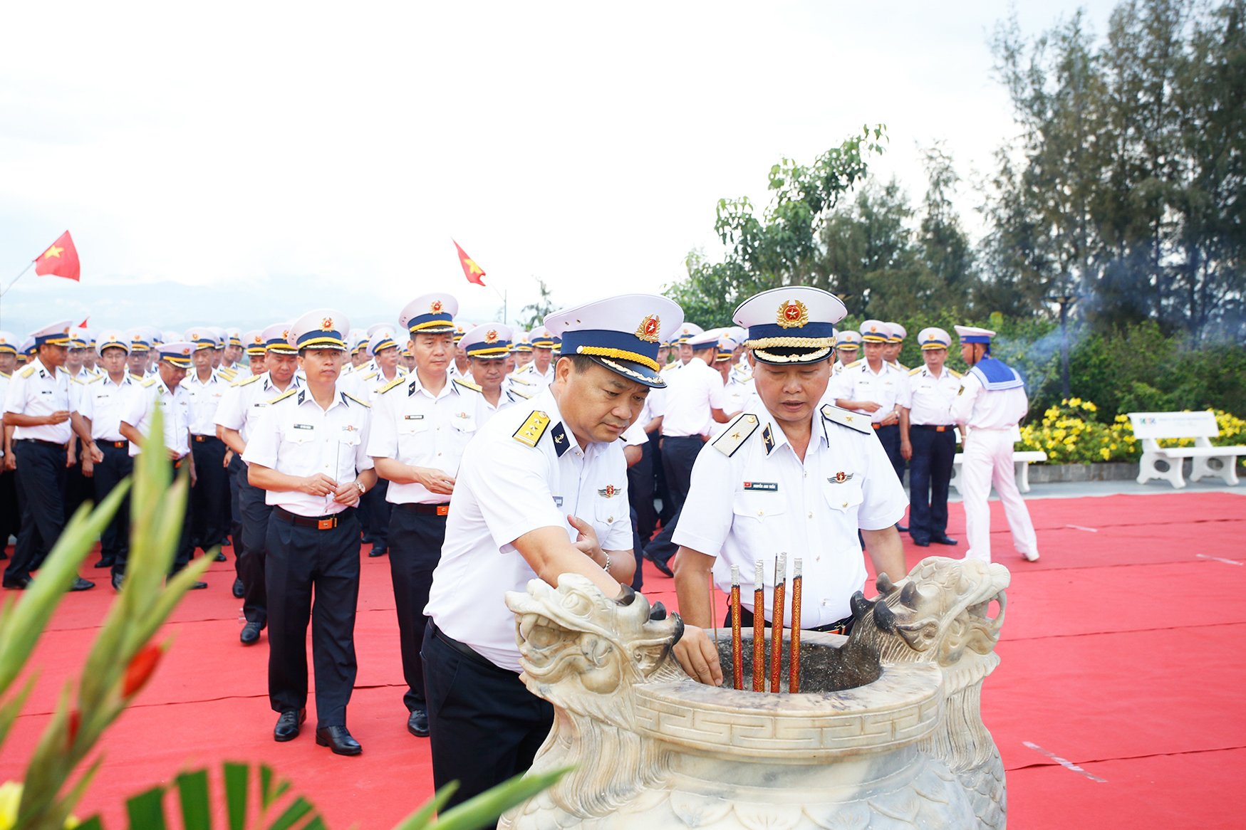 Thủ trưởng Bộ Tư lệnh Vùng 4 Hải quân dâng hương tại Khu tưởng niệm chiến sĩ Gạc Ma.
