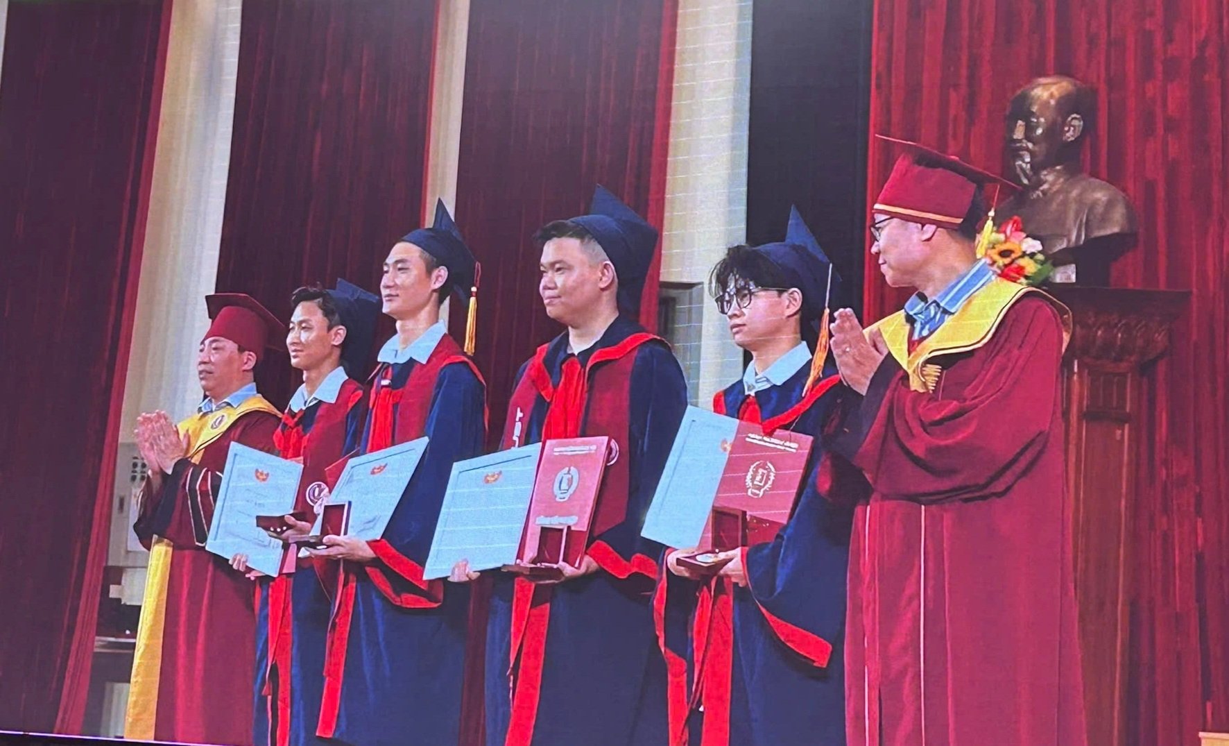 Thay bố mẹ viết giấc mơ đi học, nam sinh tốt nghiệp xuất sắc ĐH Bách khoa - 7