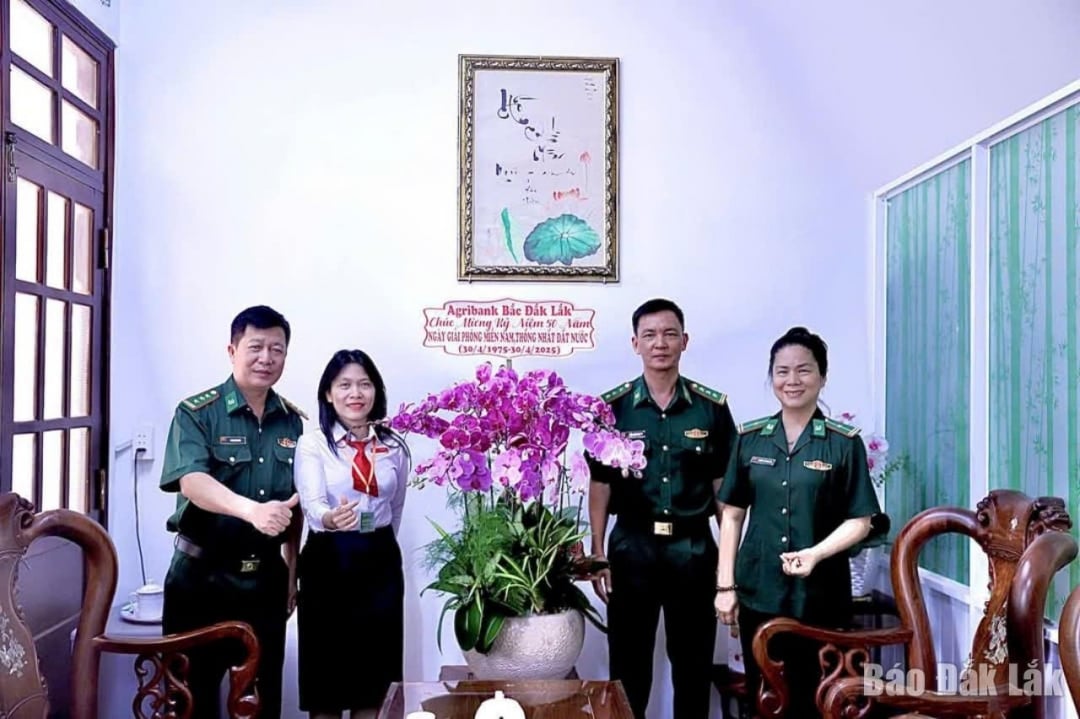 Lãnh đạo Agribank Chi nhánh Bắc Đắk Lắk thăm hỏi, tặng  hoa chúc mừng Bộ đội Biên phòng tỉnh nhân kỷ niệm 50 năm Chiến thắng Tây Nguyên, Giải phóng miền Nam, thống nhất đất nước.
