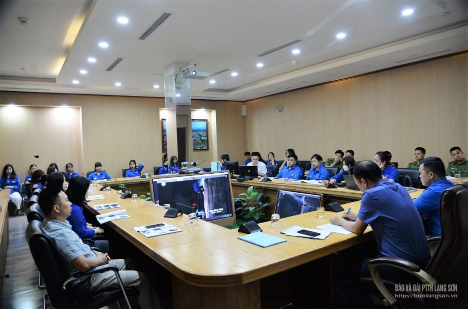 Đại biểu và các đoàn viên thanh niên tham gia chương trình tập huấn tại điểm cầu cấp tỉnh