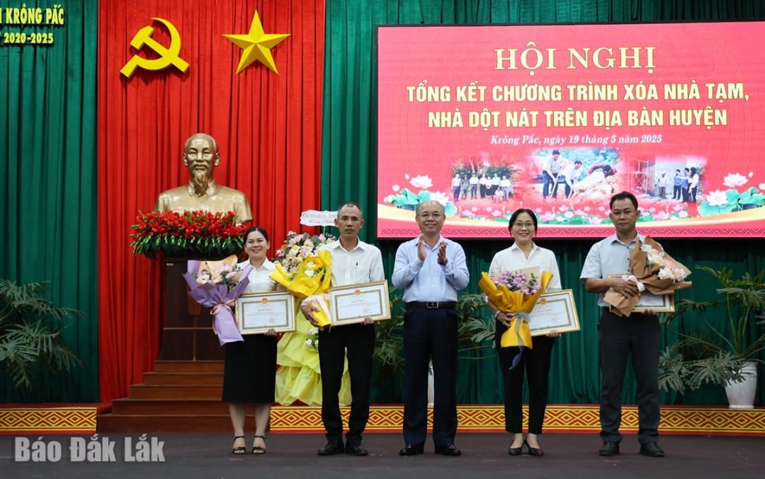 UBND tỉnh tặng bằng khen cho các tập thể huyện Krông Pắc.