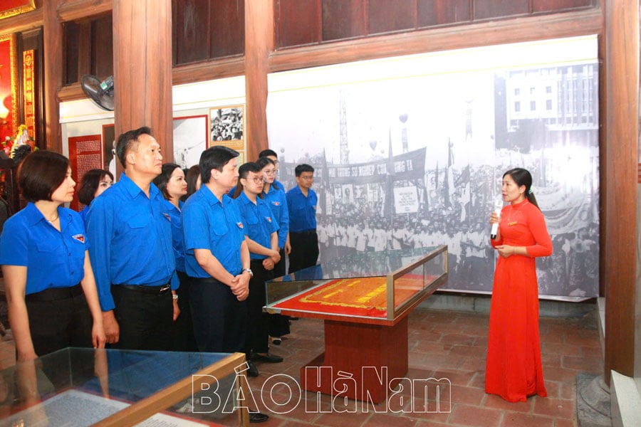 Jugendverband der Provinz Ha Nam bietet Weihrauch zum Gedenken an Präsident Ho Chi Minh auf dem Cat Tuong Memorial Area an