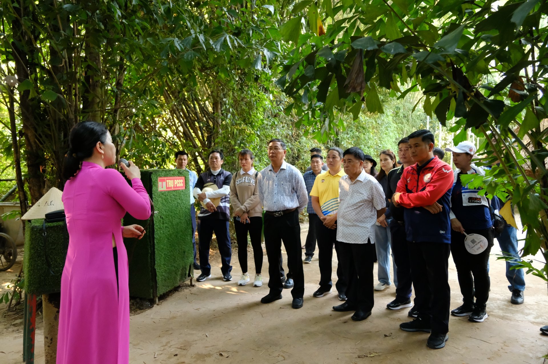 Nghe thuyết minh về cuộc đời và sự nghiệp, cuộc sống của gia đình Bác
