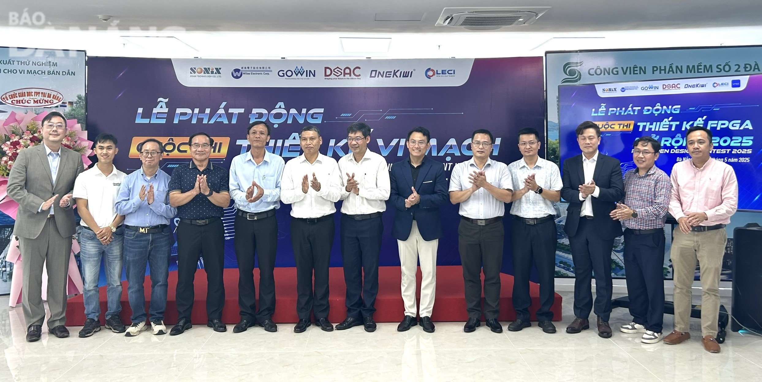 Phó Chủ tịch Thường trực UBND thành phố Hồ Kỳ Minh (thứ 6, trái qua) cùng ban tổ chức cuộc thi Thiết kế FGTA Open 2025. Ảnh: M.QUẾ