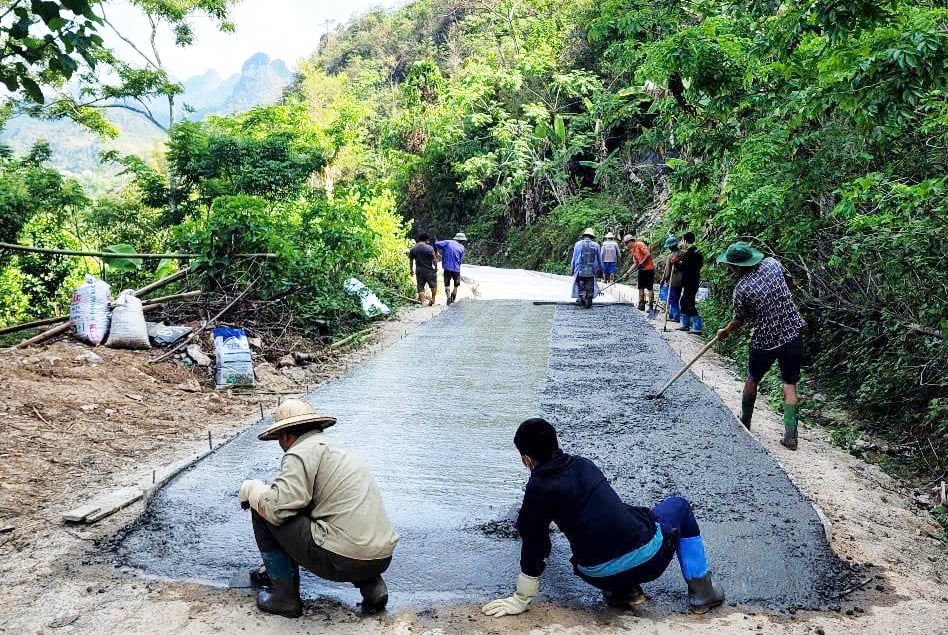 Huyện Quảng Hòa đầu tư bê tông mặt đường Bản Chang - Lạn dưới, xã Tự Do.